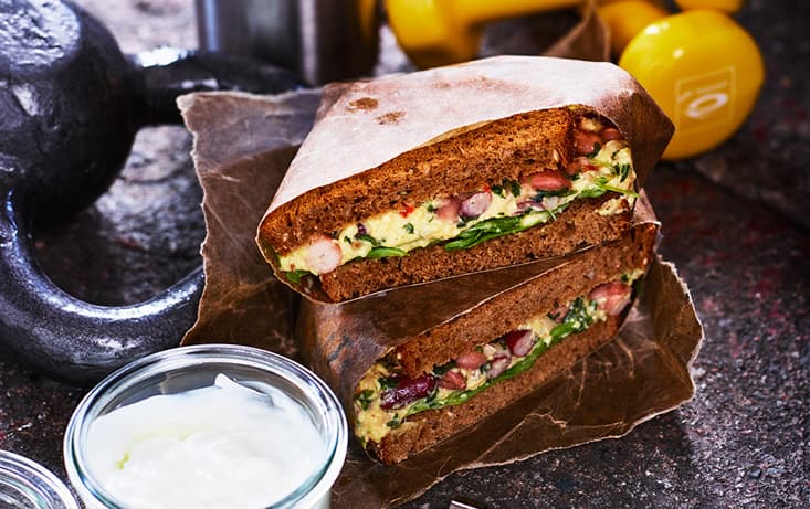 Rostad macka med äggröra, avokado och bönsallad | Pågen